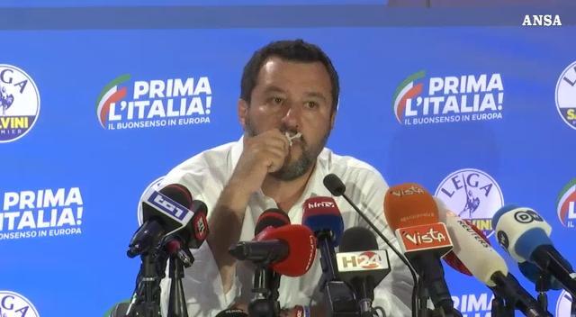 Matteo Salvini bacia il crocifisso e attira polemiche