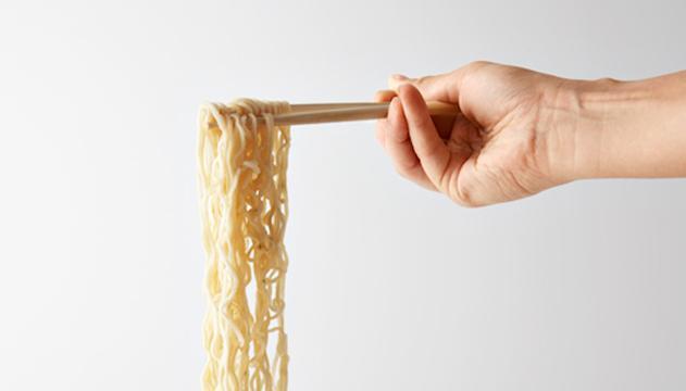 Il ragazzo che ripara gli oggetti con il cibo