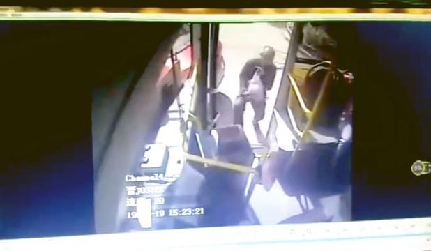 Bus salta fermata, autista aggredito a colpi d'anguria