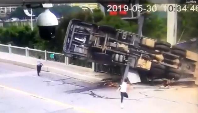 Gru crolla in strada: pedoni si salvano per un soffio