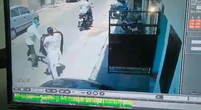 Aggredita con la pistola, mette in fuga il rapinatore a mani nude