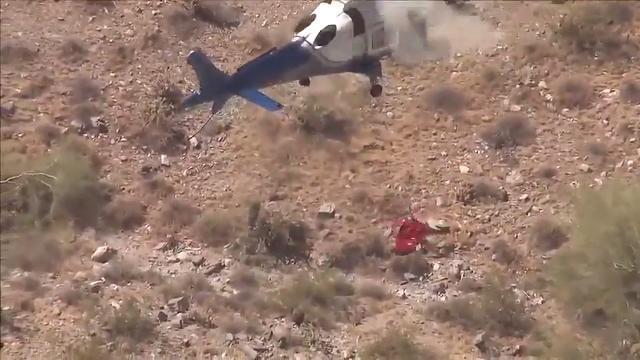 Salvataggio da paura: la barella gira vorticosamente sotto l'elicottero