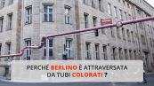 Perché Berlino è attraversata da tubi colorati?