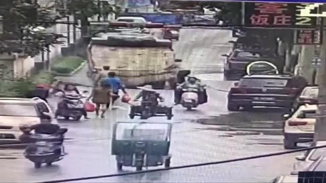 Il peso è troppo e la strada crolla sotto il camion