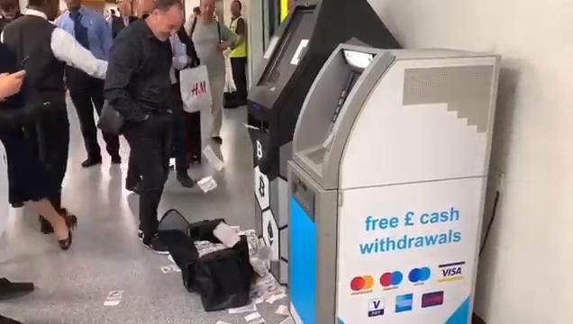Il bancomat impazzisce e regala soldi