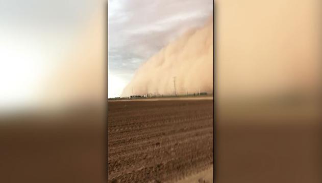 Arriva la tempesta di sabbia: la scena è apocalittica