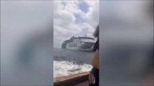 Scontro sfiorato tra traghetti: donna si tuffa a mare