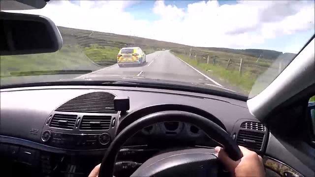Supera la polizia a 200 km/h