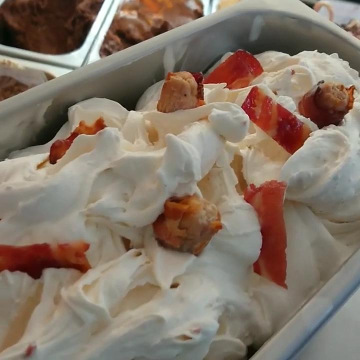 Qualcuno ha inventato il gelato al gusto bacon e hot dog