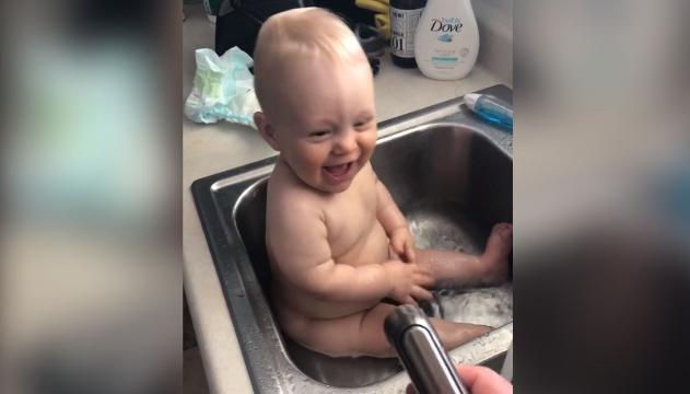 Il papà spara al bimbo. La battaglia è dolcissima
