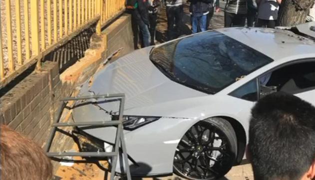 Sprinta per mettersi in mostra: distrugge Lamborghini da 330mila dollari