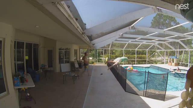 Bambino cade in piscina, tuffo spericolato del padre per salvarlo