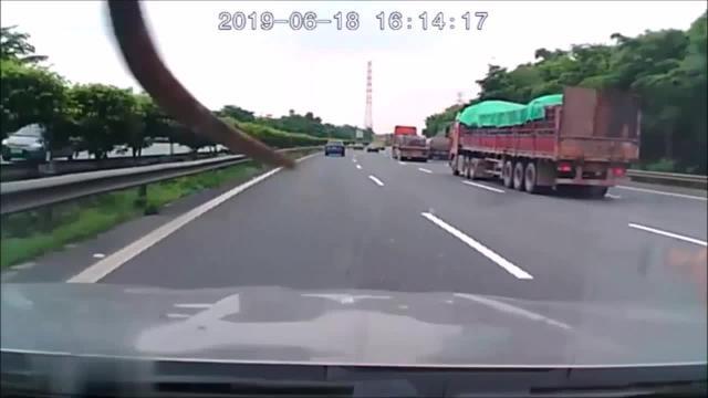 L'incidente è agghiacciante: barra si pianta nel parabrezza
