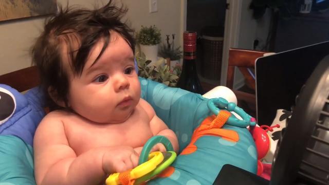 La bimba prova il ventilatore per la prima volta: la sua reazione non ha prezzo