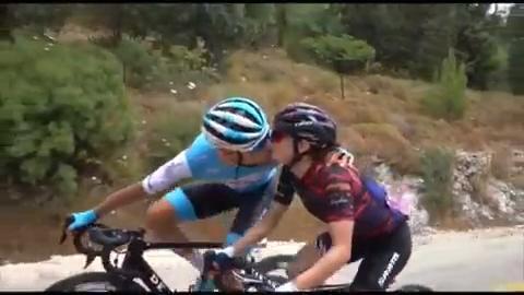 Il ciclista sorpassa e bacia al volo la fidanzata durante la gara. E alla fine vincono entrambi