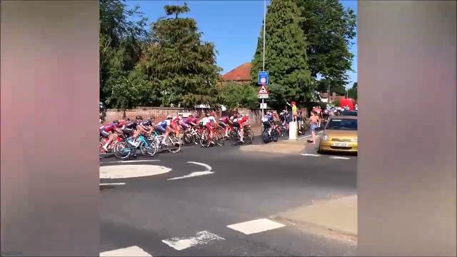 Gara ciclistica da 'comiche': quello che accade è incredibile