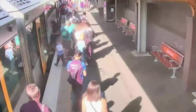 Bambino precipita nello spazio tra treno e banchina