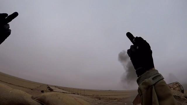 Sfiorato dal missile dell'Isis, reagisce così