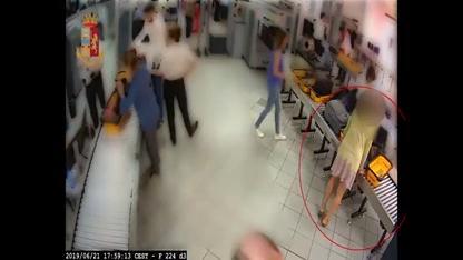 Furto di Rolex e Tiffany in aeroporto: le telecamere riprendono tutto