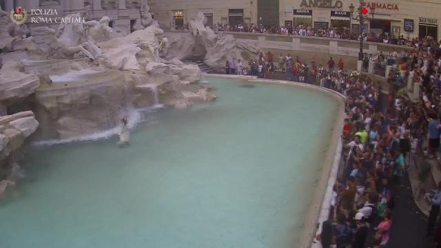 Si traveste da antico senatore romano e si tuffa nella Fontana di Trevi