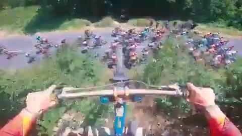 Vola in bicicletta sopra i ciclisti del Tour de France
