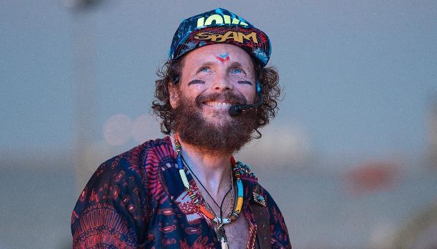 Jovanotti celebra l'allunaggio a Barletta cantando Luna