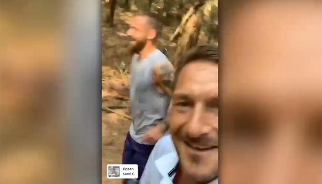 De Rossi saluta e sfotte Totti:" Che m'ha detto? Niente, c'aveva er fiatone"