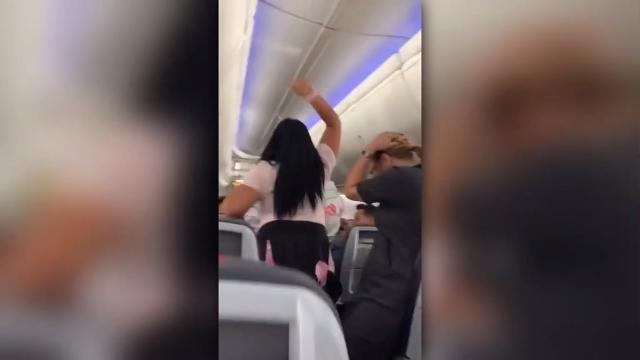 Guarda un'altra donna, la moglie lo prende a botte