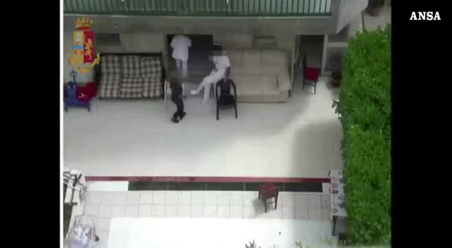 Botte, insulti e spinte ad anziani in una casa di riposo