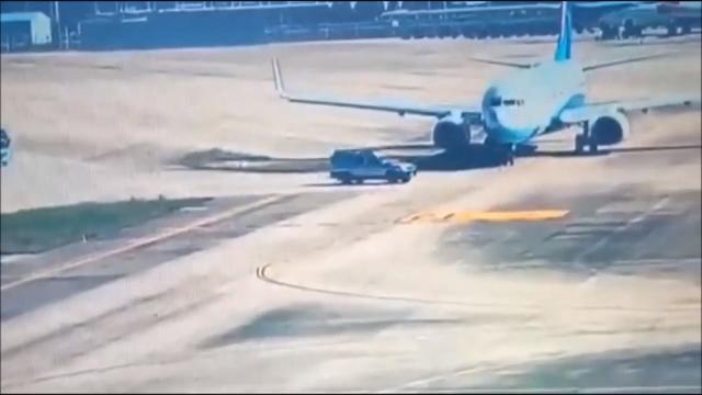 Disastro sfiorato: suv taglia la strada ad aereo in pista