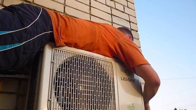 Quando devi riparare il condizionatore e non c'è il tecnico