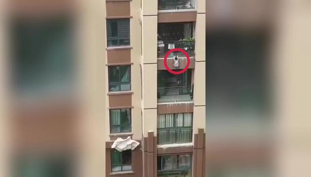 Bambino cade dal quinto piano: salvato 'al volo'