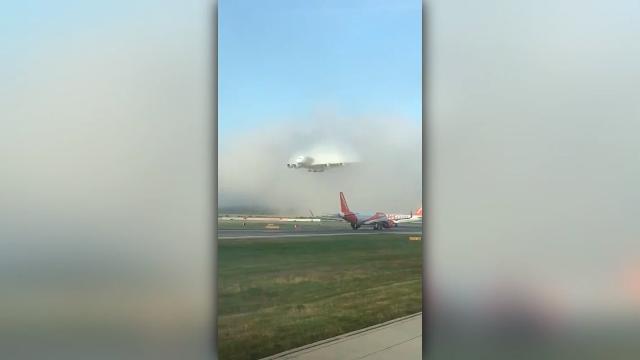 L'aereo sbuca dalle nuvole