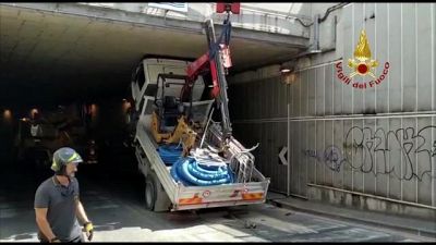 Camion si incastra sotto un ponte di Firenze