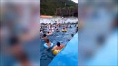 Paura in piscina: 'tsunami' al parco acquatico, 44 feriti