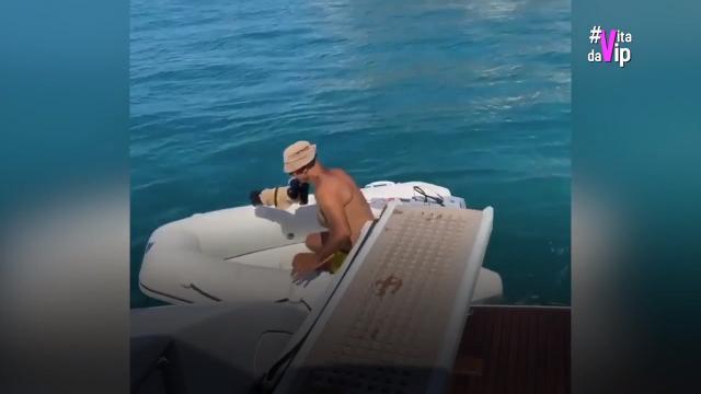Il paparazzo "naufraga": lo salva Ilary Blasi