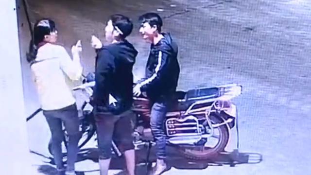 Respinto dalla benzinaia, dà fuoco alla sua moto