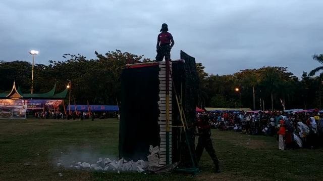 Rompe 32 lastre di cemento con un colpo di karate