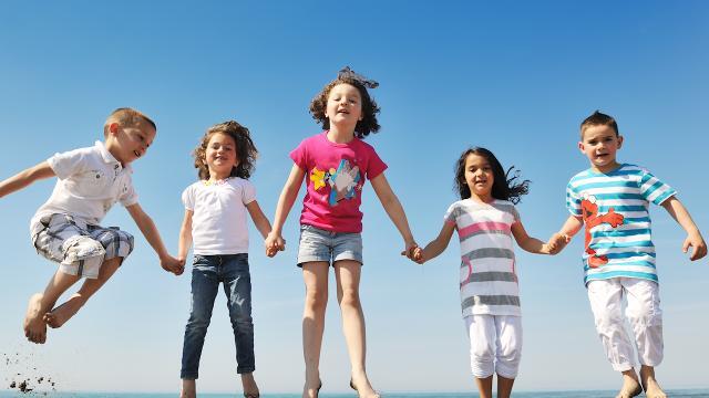 Giocare con le cannucce: un gioco per bambini da fare in spiaggia