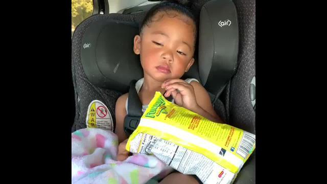 Più fame o sonno? Il video di questa bimba è dolcissimo