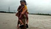 Poliziotto eroe salva due bambine dal fiume in piena