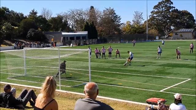 Il portiere para il rigore? Nessun problema: ci pensa il difensore