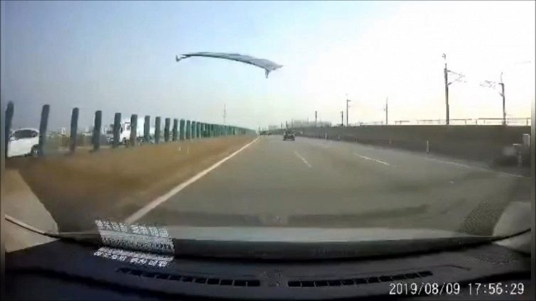 Vola cofano in autostrada: l'incidente è folle