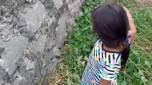 La bambina gioca con un animale in giardino, ma non è come pensi