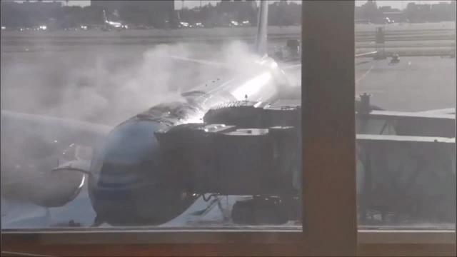 Dall'aereo esce fumo: passeggeri evacuati