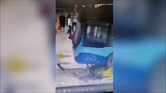 L'autobus sfonda le barriere ed entra nella sala d'aspetto