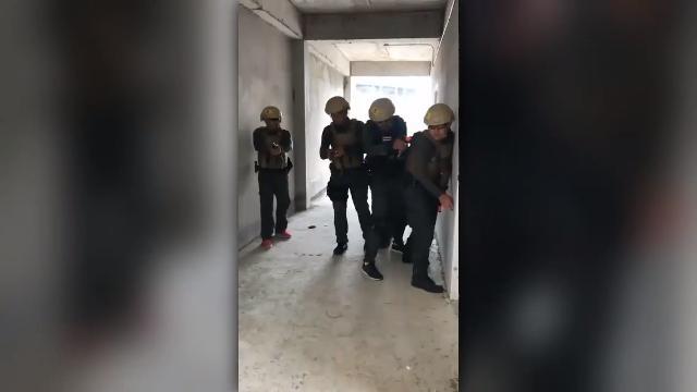 Sbaglia il lancio della granata: la missione di polizia è un disastro