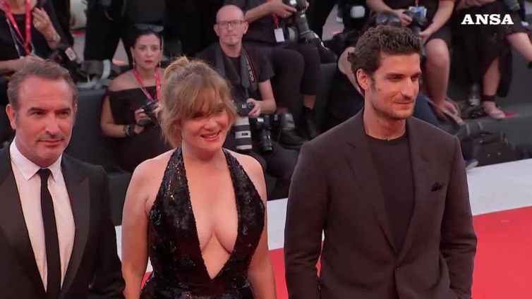 Emmanuelle Seigner sirena scollata a Venezia