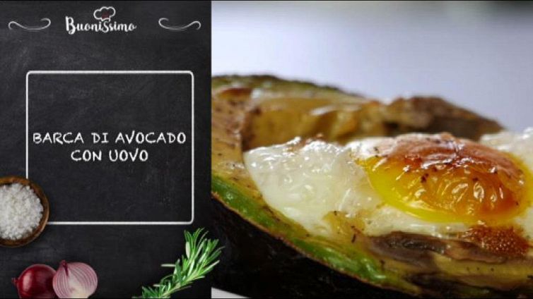 Barca di avocado con uovo