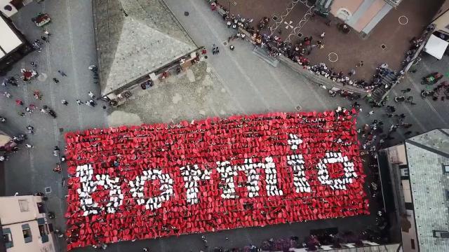 Flash mob a Bormio per festeggiare le Olimpiadi 2026: il video è virale.